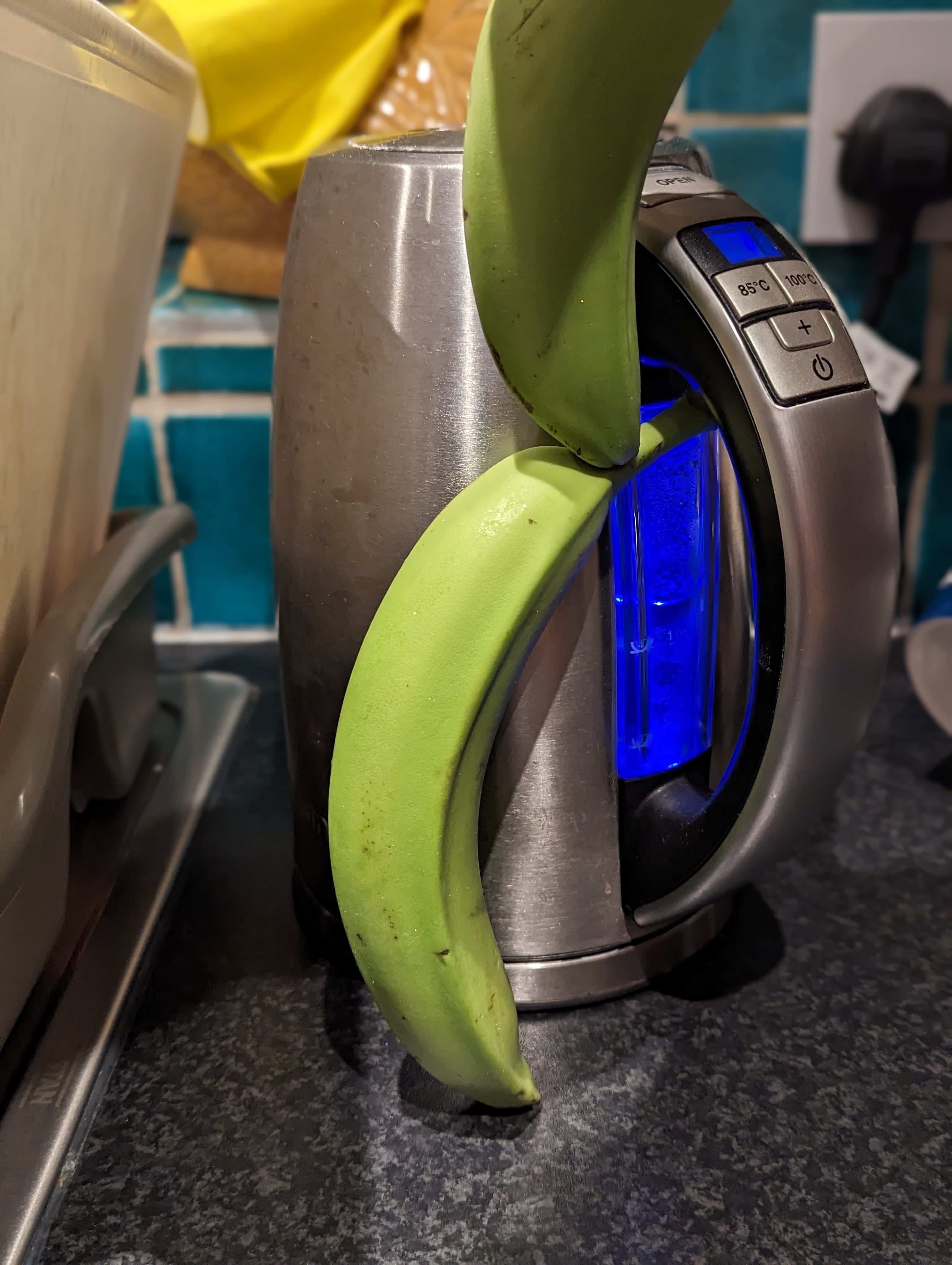 a picture of a Kettle measured in banana's  for the website Bana For Scale. Image sent in bySimon H